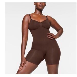 Skims SEAMLESS SCULPT MID THIGH BODYSUIT